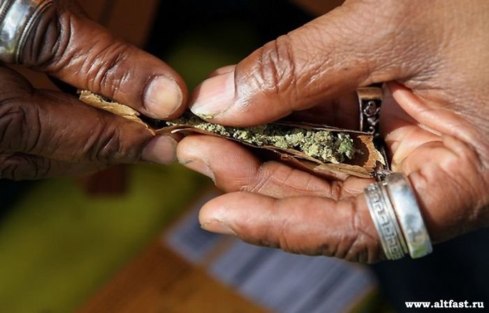 Курение марихуаны в Голландии - своим можно, другие стоят в сторонке 