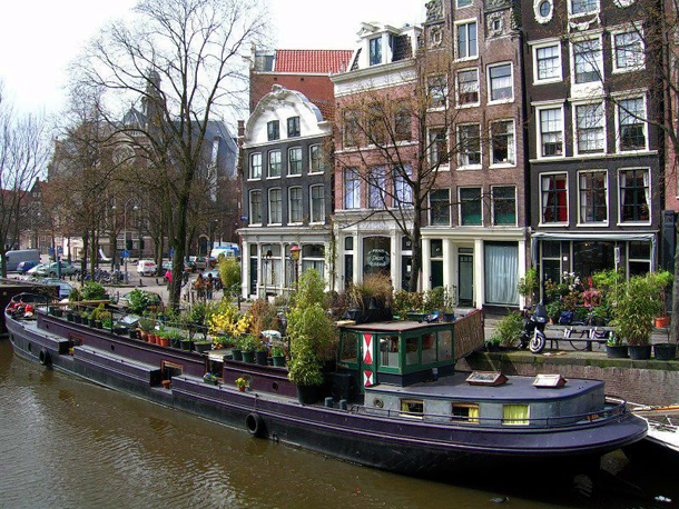 Современный дом-корабль на воде в Голландии