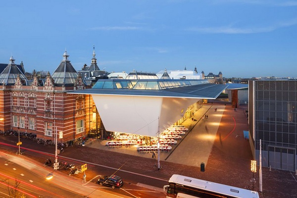 Всемирно известный городской музей современного искусства Амстердама