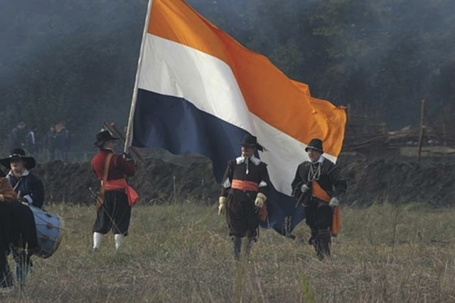 Оранжево-бело-синий голландский флаг 