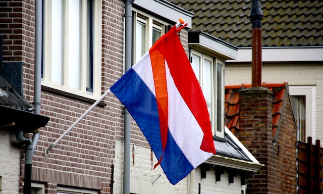 Дань королевской фамилии отдается на флаге Нидерландов